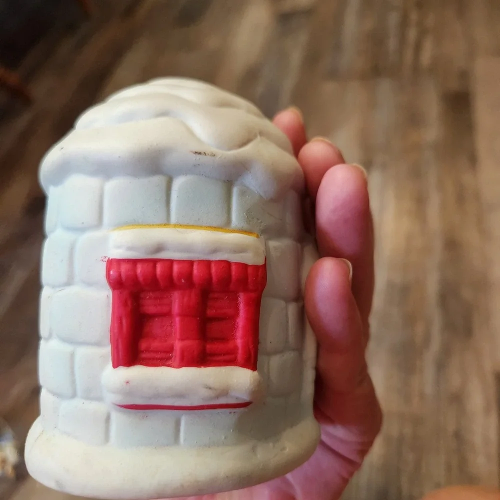 Vintage Ceramic Igloo Tea Light‎ Holder Polar Bear House White Red Heart Door